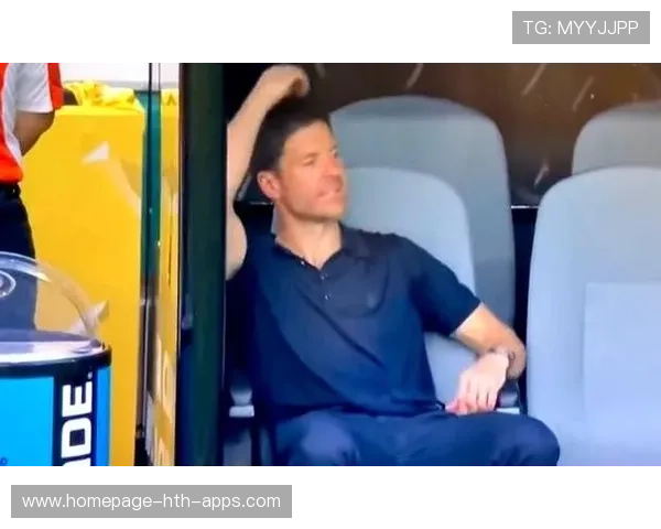 阿隆索被迫解释换人意图，教练席气氛尴尬